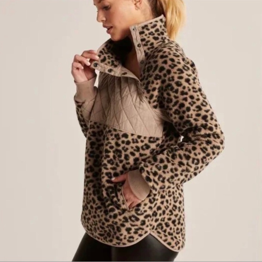 Abercrombie & Fitch Leopard Pullover Fleece Size Small EUC